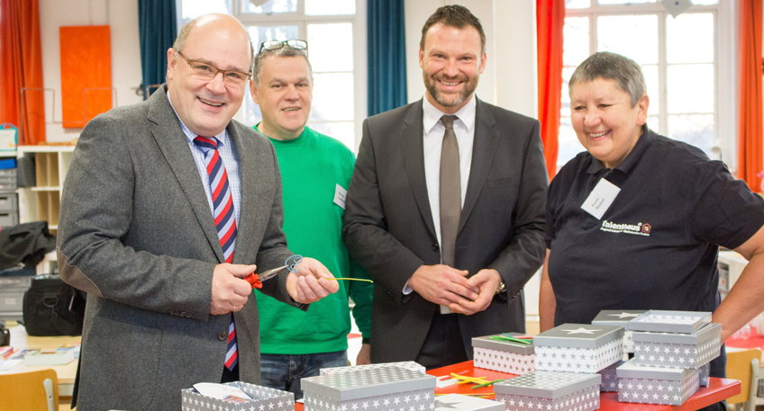 Tu?fteln unter dem Weihnachtsbaum