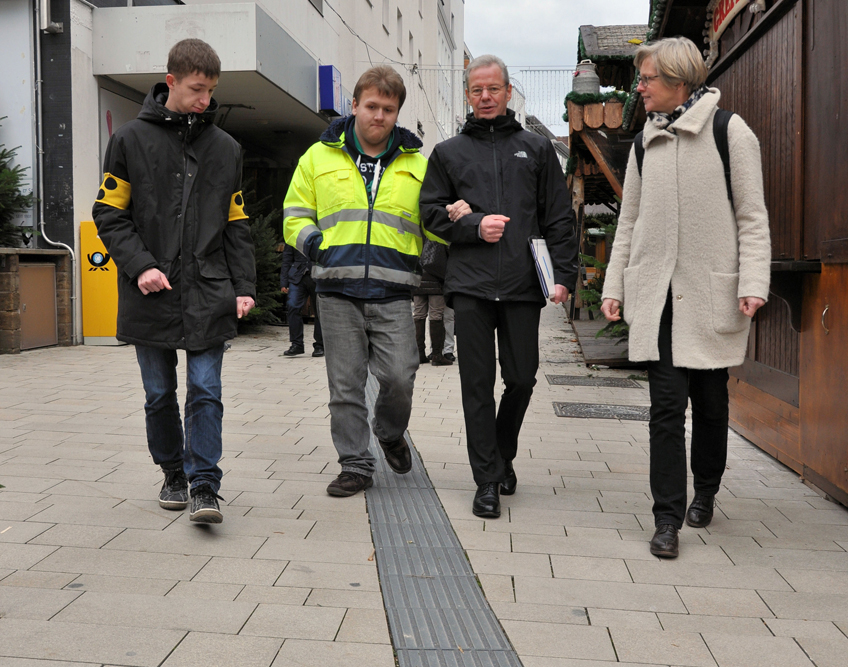 Fu&szlig;g&auml;ngerzone mit dem taktilen Leitsystem &bdquo;weit vorn&ldquo;
