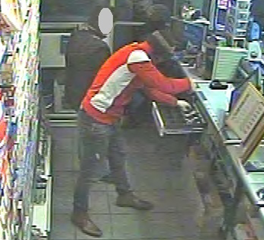 Nach Tankstellenüberfall: Polizei veröffentlicht Foto des Räubers