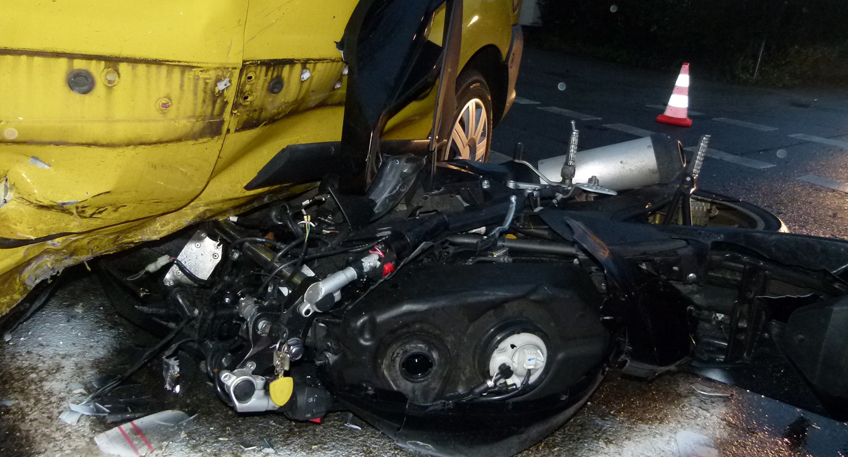 Rollerfahrer bei Kollision mit PKW lebensgef&auml;hrlich verletzt