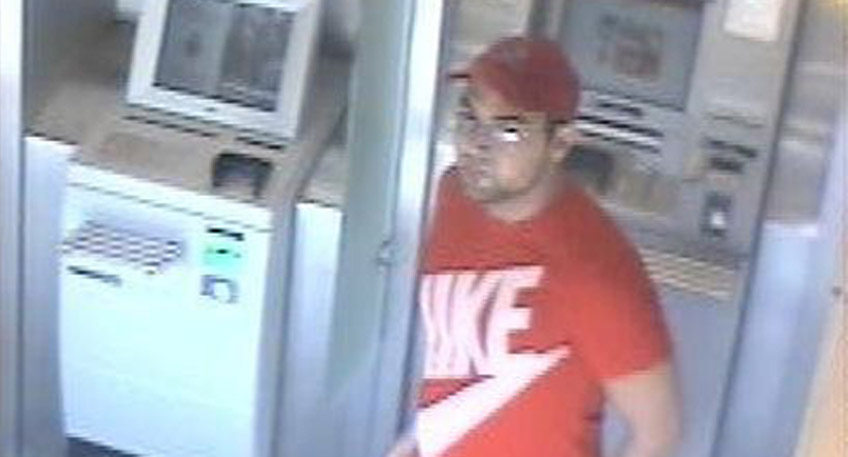 Anfang September wurde einer Frau aus Bad Oeynhausen offenbar das Portmonee samt EC-Karte und weiterer Dokumente gestohlen, möglicherweise hatte die Frau die Geldbörse aber auch verloren. Kurze Zeit später hatte ein bisher unbekannter Mann damit an einem Geldautomaten Bares abgehoben.