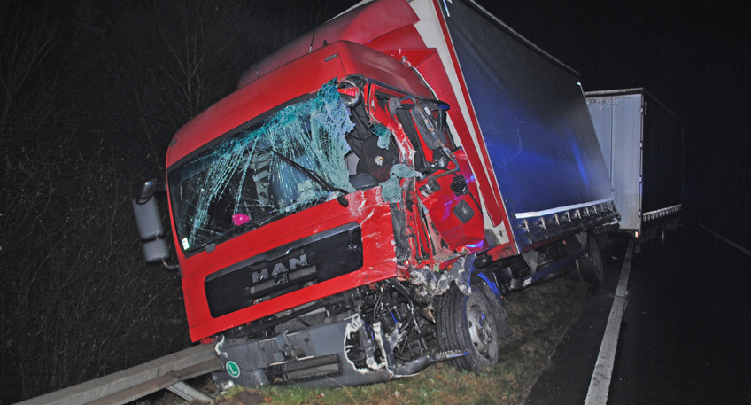 Unfall zwischen LKW und Einsatzfahrzeug der Polizei