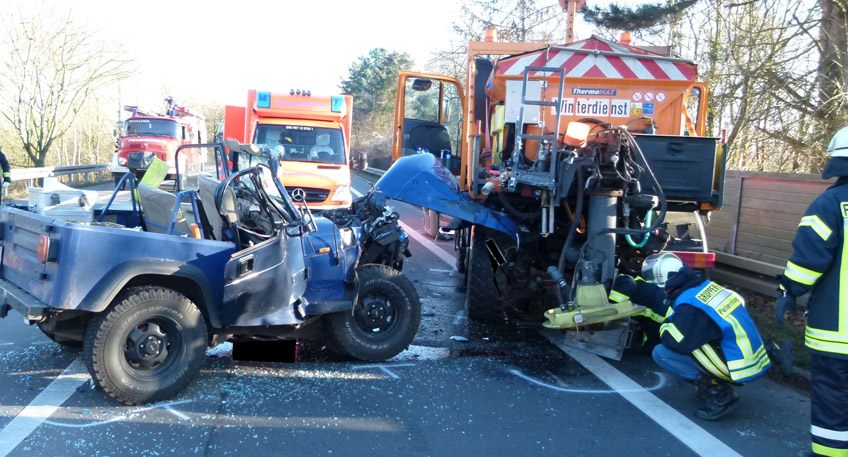 20161230 hallo minden petershagen unfall jeep und strassenwagen.jpg