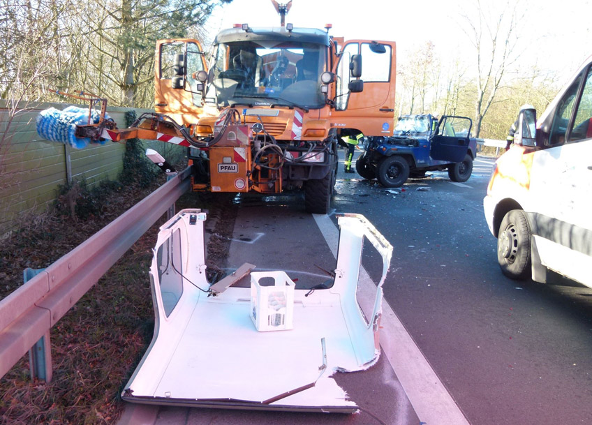 20161230 hallo minden petershagen unfall jeep und strassenwagen.jpg