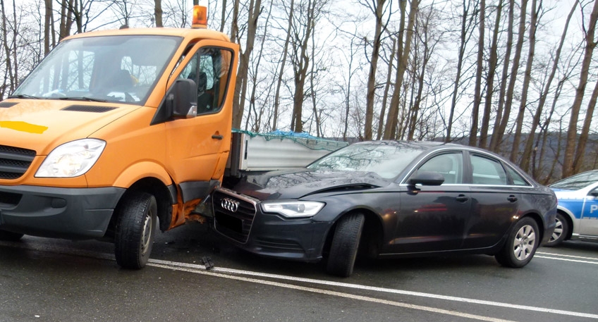 Nachrichten Porta Westfalica - B 482: Audi prallt in wendenden Wagen ...