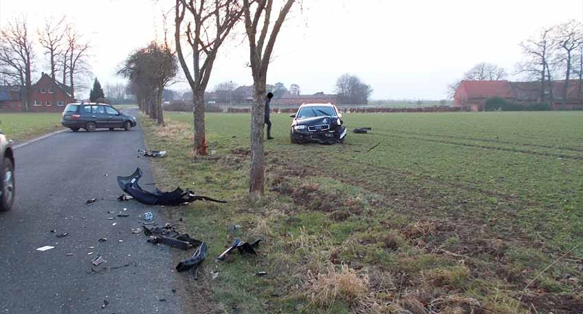 Ein Audi Avant schleudert auf den Acker