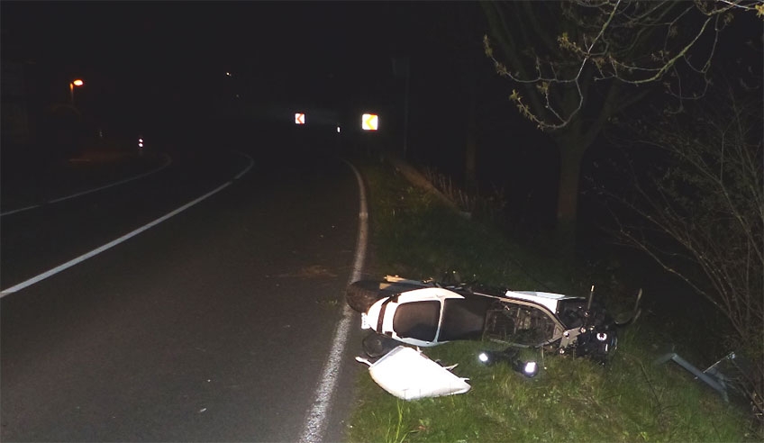 17-jähiger Krad-Fahrer stürzt und rutscht über Fahrbahn