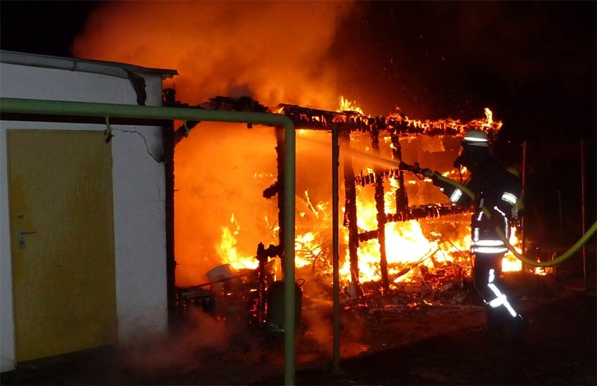 Feuer zerstört Gartenhaus. Technischer Defekt?