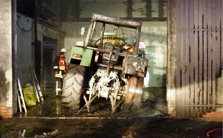 Traktor gerät in Brand, Motor startet immer wieder von selbst