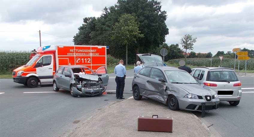 Seat, Toyota und Mazda kollidieren auf Kreuzung
