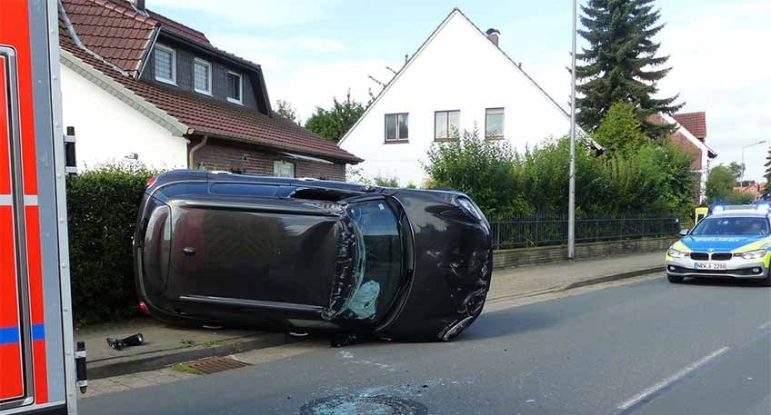Mini Cooper nach Unfall auf die Seite gelegt