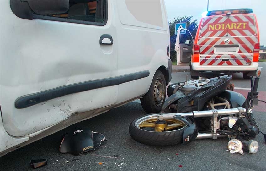 Fahrerin eines Renault Transporters nimmt Kradfahrer die Vorfahrt