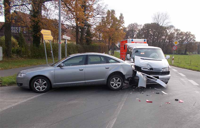 VW prallt auf Audi - beide Fahrzeuge nicht mehr fahrbereit
