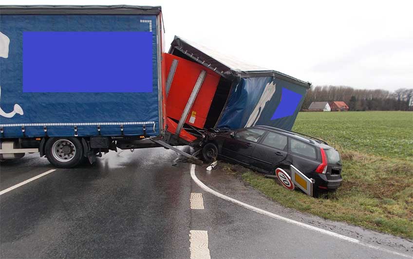 Lkw-Gespann von Sturm erfasst und umgeworfen