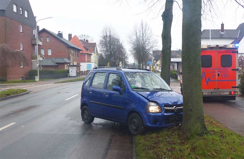 Opel prallte frontal gegen Baum