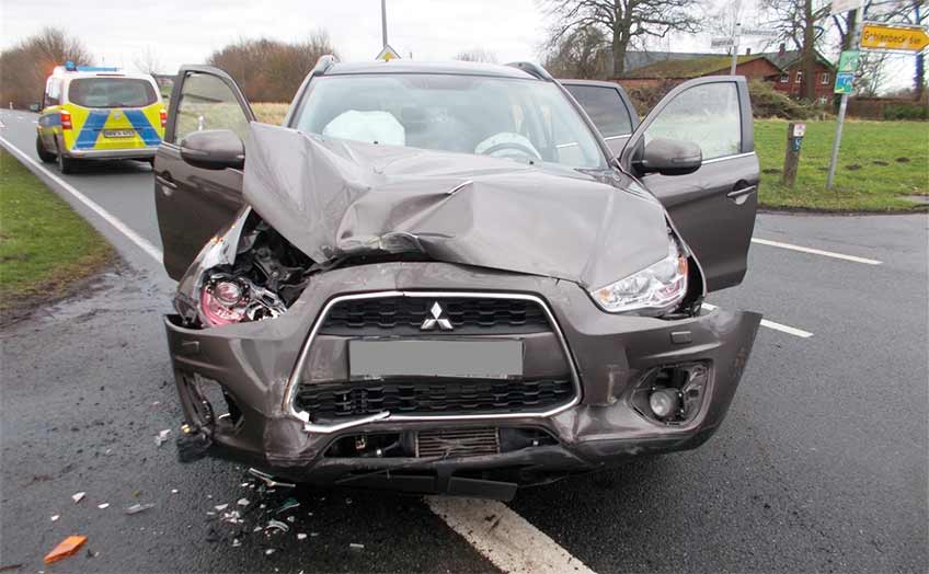 Mitsubishi einer 58-Jährigen prallt mit Post-Bulli zusammen