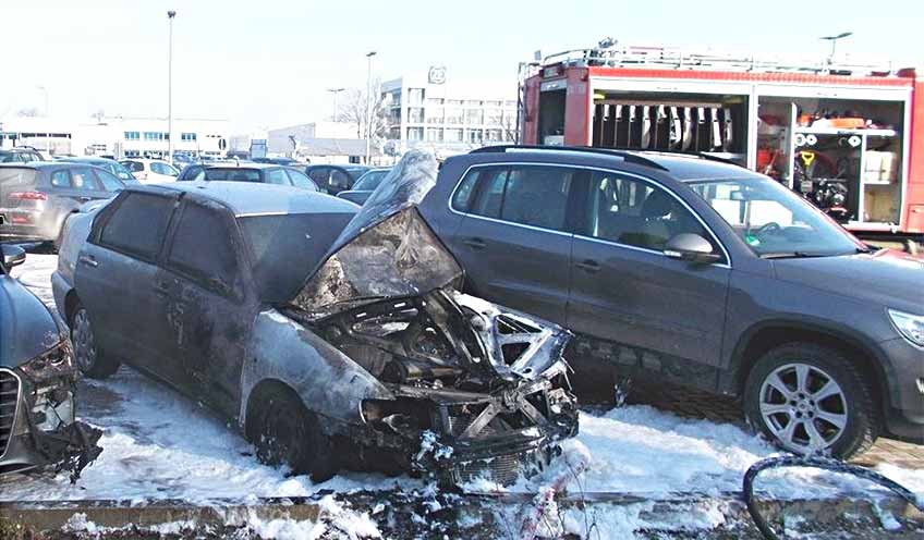 Drei brennende Autos auf Firmenparkplatz
