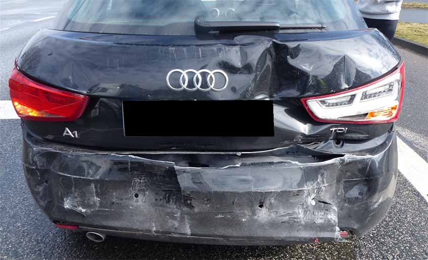 Audi im Sandwich zwischen Renault und Lkw