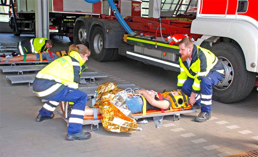 Einsatzkräfte üben gemeinsam die Patientenversorgung